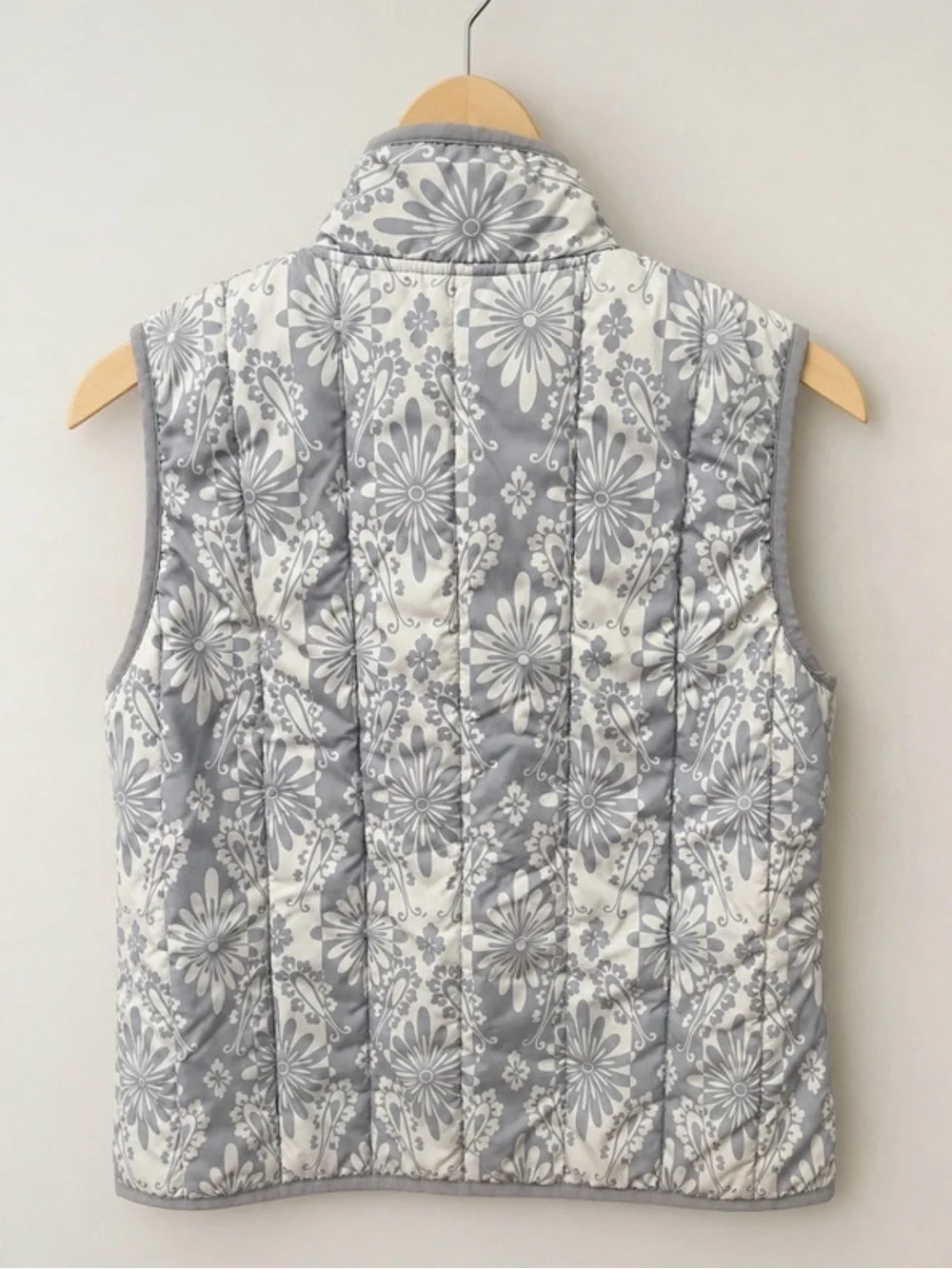 Patagonia Women’s Floral Quilted Vest Medium Gray White Floral Puffer Vest